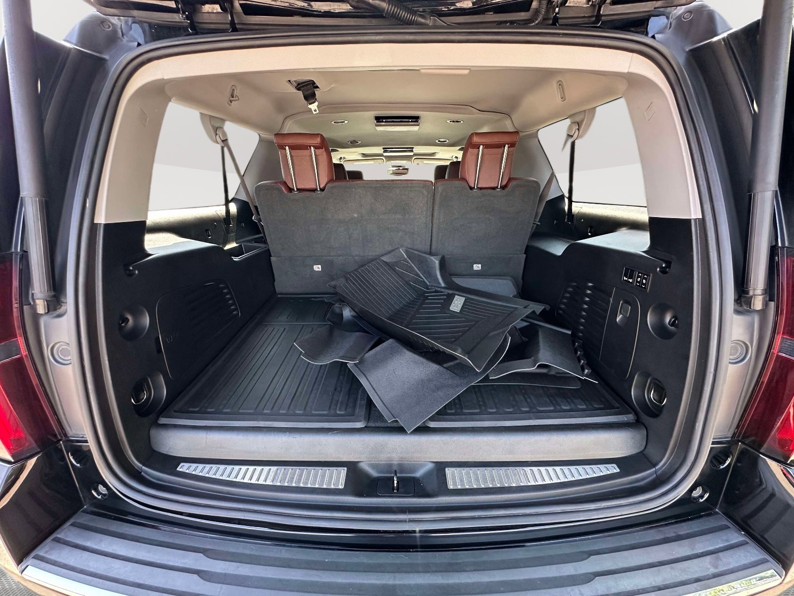 Used 2020 Chevrolet Suburban Premier w/ Premier Plus Edition image 37