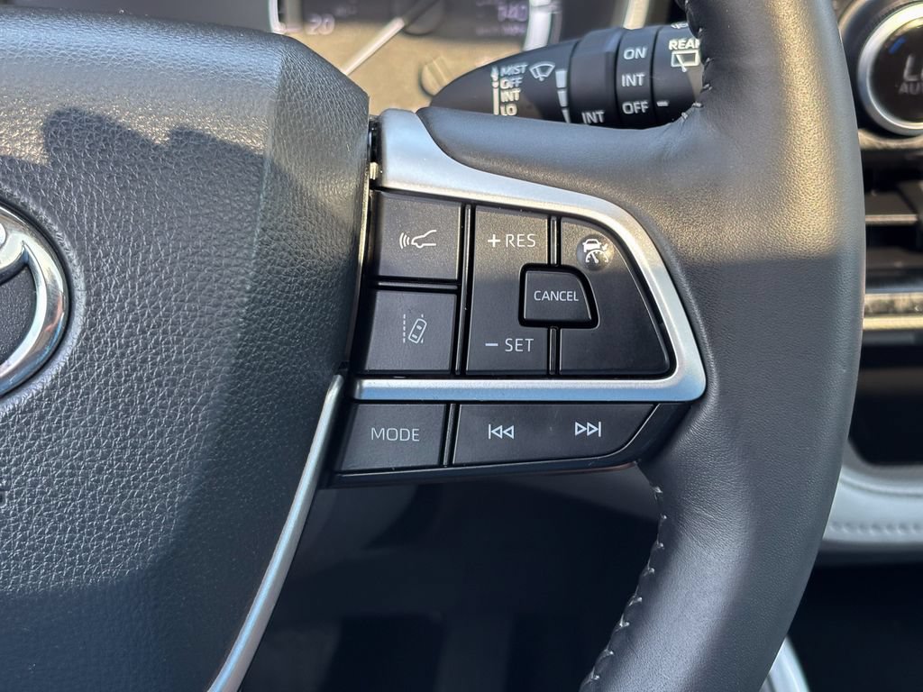 Certified 2024 Toyota Highlander XLE FWD image 30