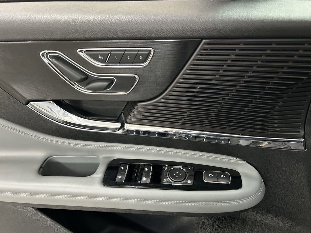 Used 2022 Lincoln Corsair Standard w/ Equipment Group 101A image 11