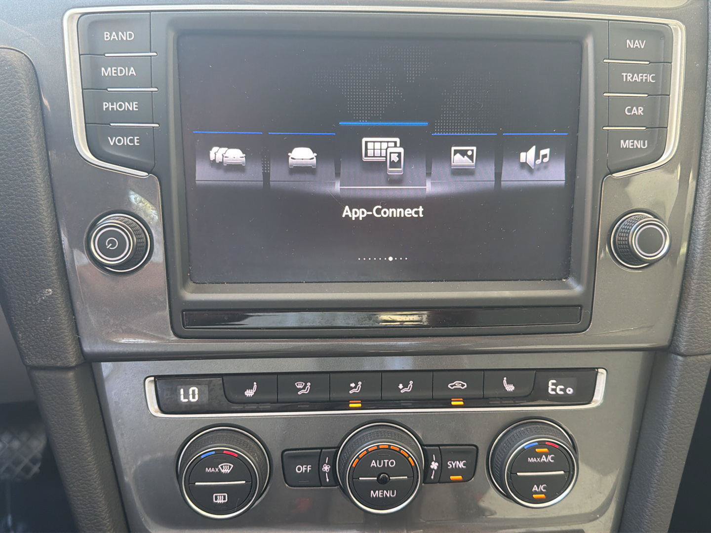 Used 2016 Volkswagen e-Golf SEL Premium w/ Driver Assistance Package FWD image 32