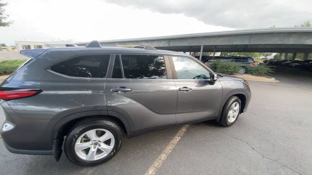 Used 2023 Toyota Highlander LE AWD/4WD image 9