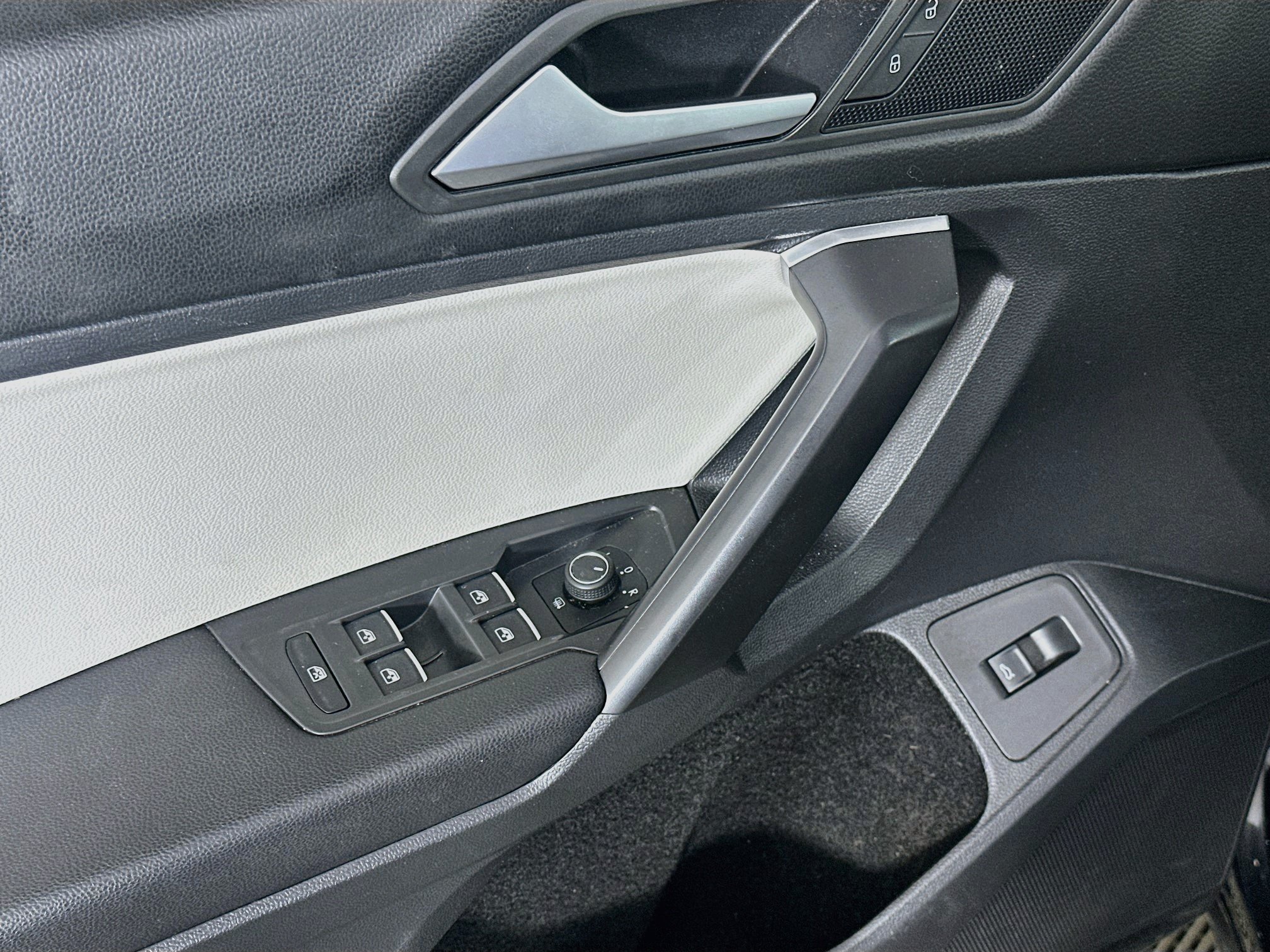 Used 2021 Volkswagen Tiguan SEL FWD image 15