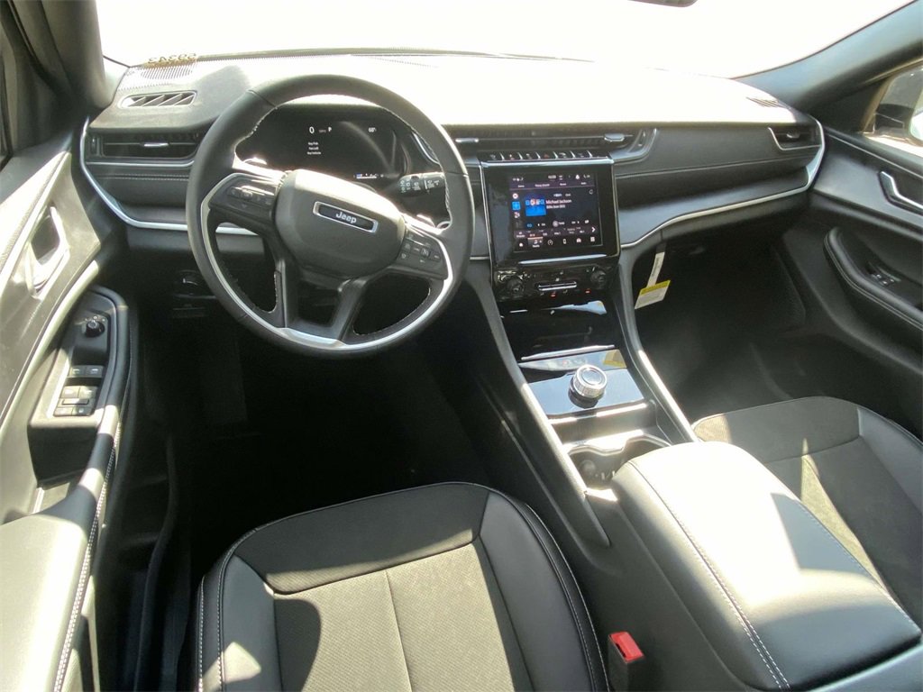 New 2025 Jeep Grand Cherokee Laredo image 10