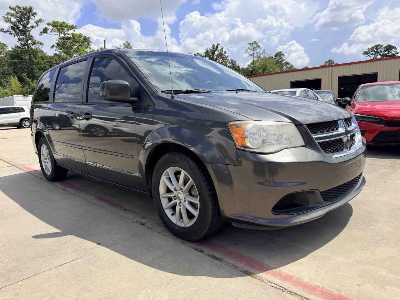 Used 2015 Dodge Grand Caravan SXT w/ UConnect Hands-Free Group FWD image 4