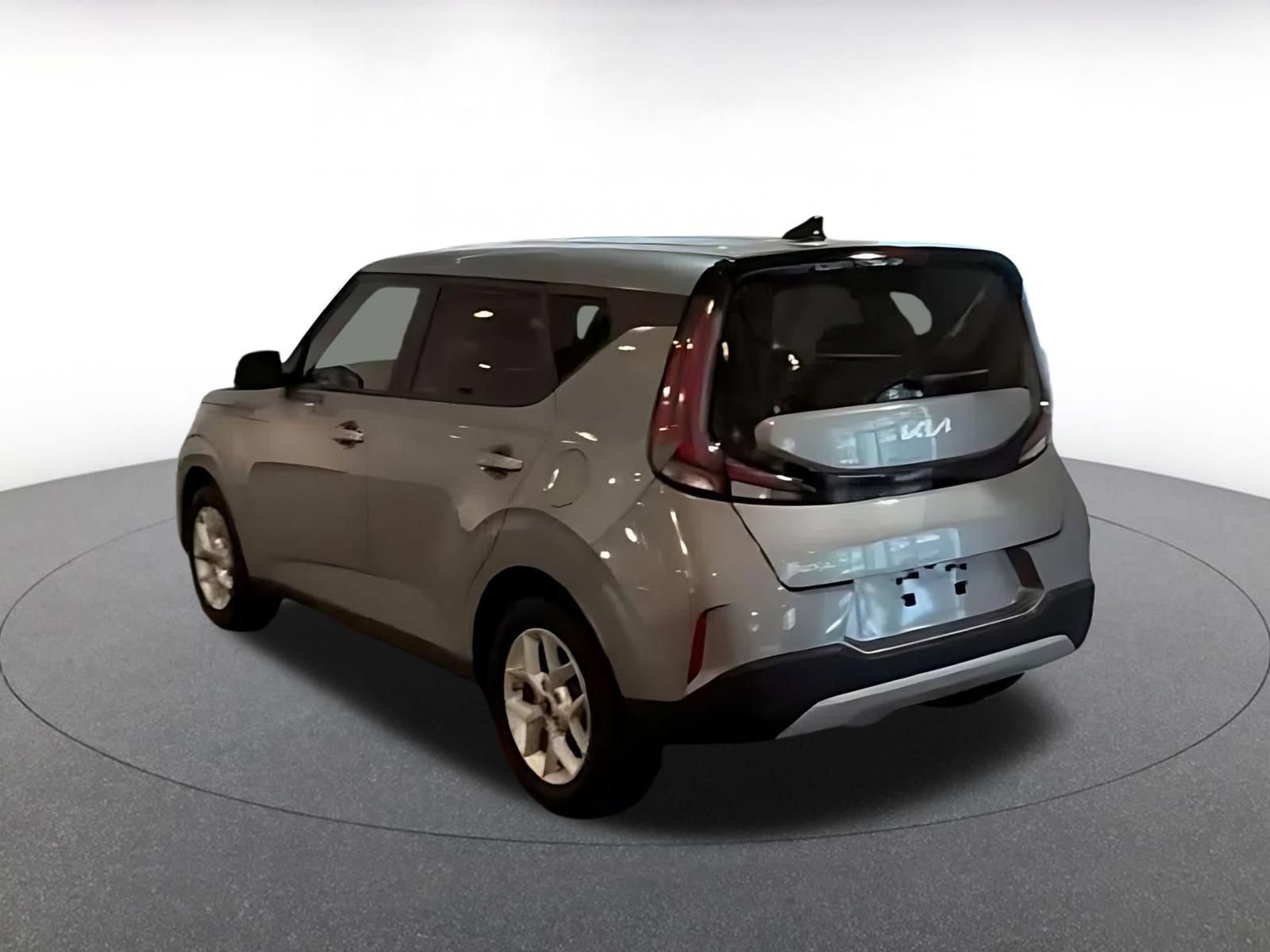 Used 2025 Kia Soul LX w/ LX Technology Package FWD image 14