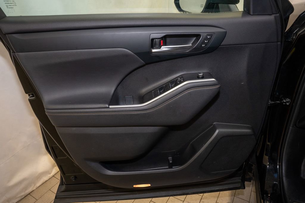 Used 2023 Toyota Highlander Bronze Edition image 14