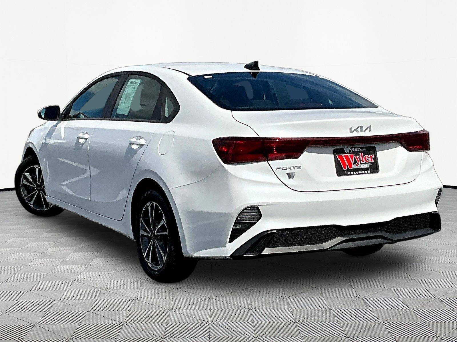 Used 2024 Kia Forte LXS w/ LXS Technology Package FWD image 4