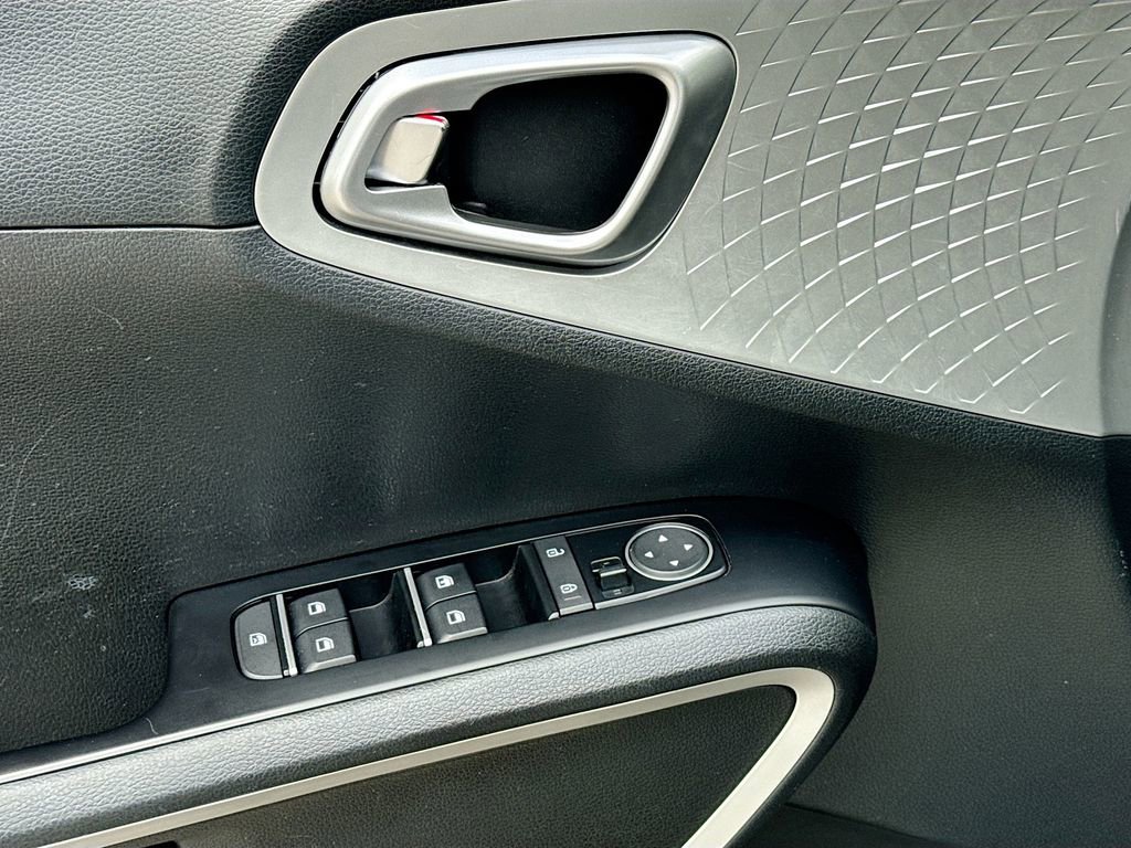 Used 2024 Kia Soul LX w/ Option Group 015 FWD image 18