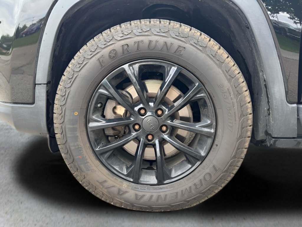 Used 2020 Jeep Cherokee Latitude w/ Cold Weather Group AWD/4WD image 13