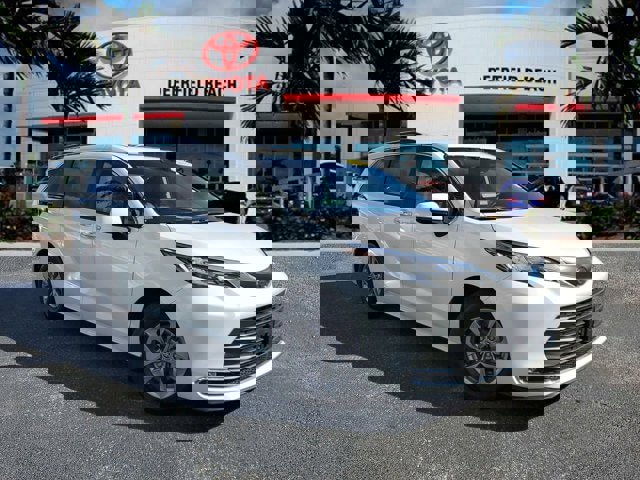Used 2023 Toyota Sienna XLE image 1