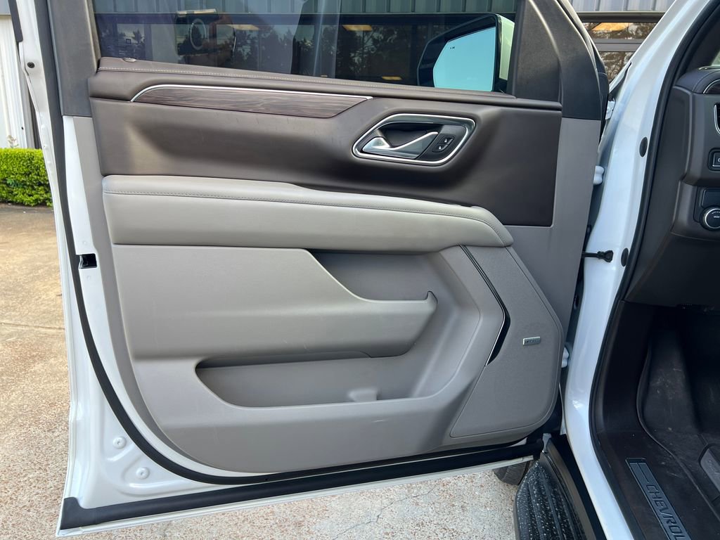 Used 2023 Chevrolet Suburban LT w/ Luxury Package RWD image 11