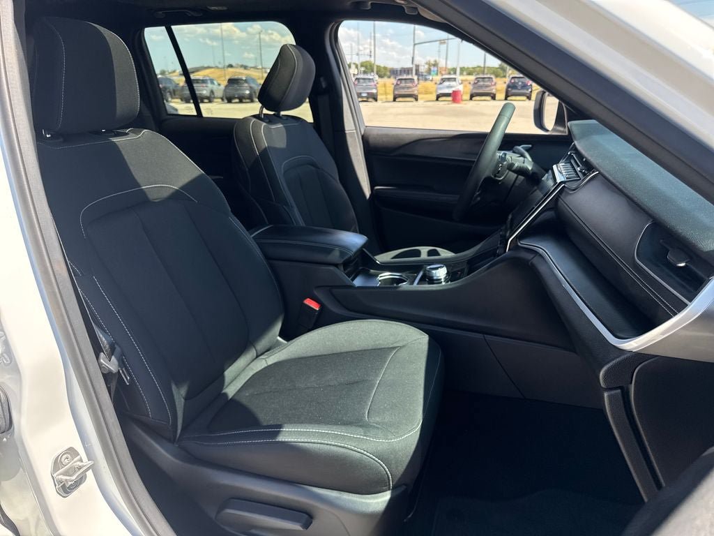 Used 2024 Jeep Grand Cherokee Laredo X AWD/4WD image 11