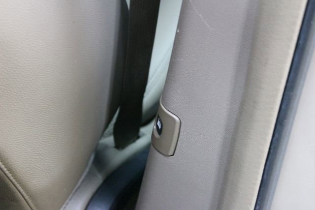 Used 2016 Chrysler Town & Country Touring w/ Driver Convenience Group FWD image 11