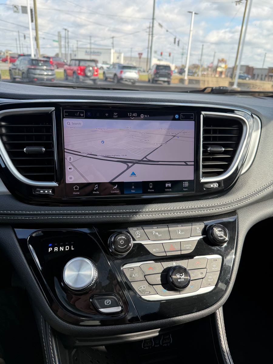 Used 2025 Chrysler Pacifica Limited image 19