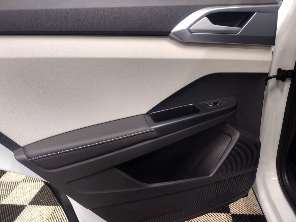 New 2025 Volkswagen Taos SE image 22