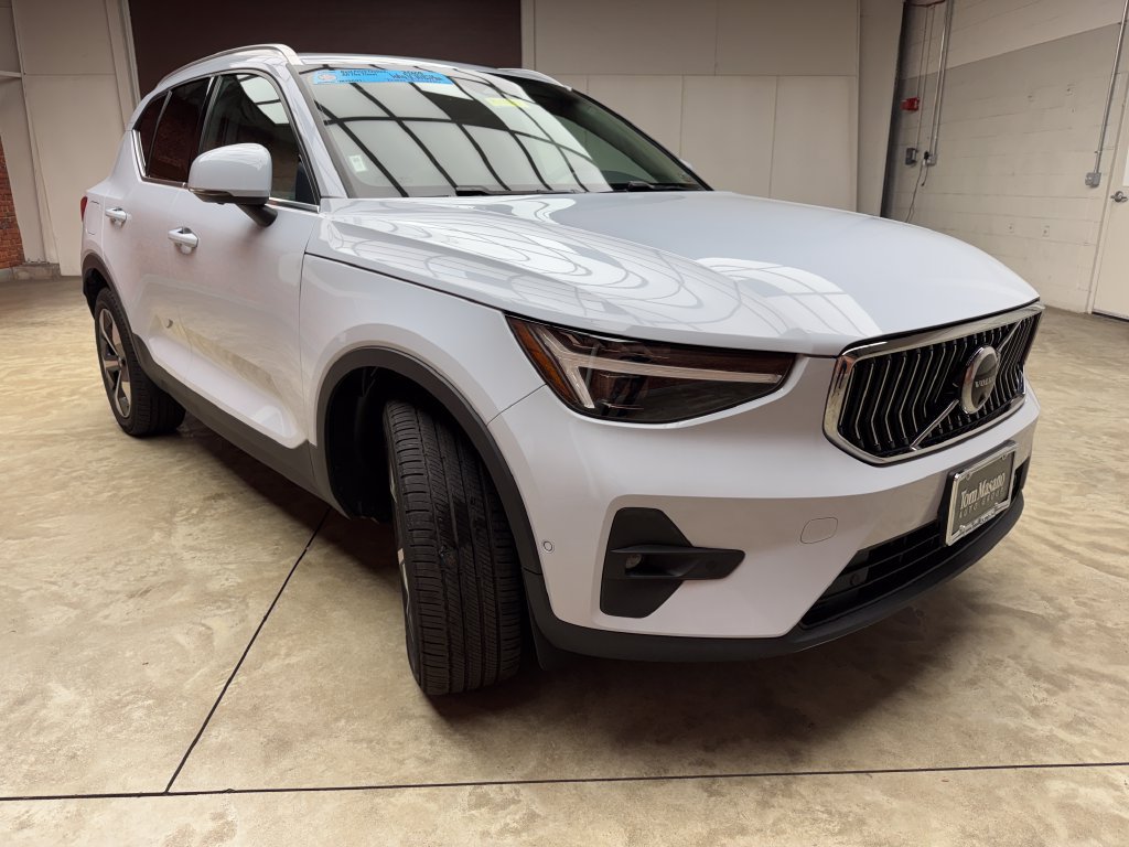 Used 2024 Volvo XC40 B5 Plus w/ Protection Package Premier AWD/4WD image 6