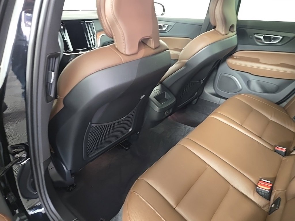 Certified 2025 Volvo V60 B5 Cross Country Plus image 12