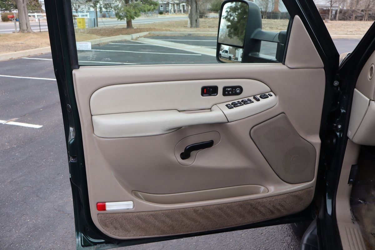 Used 2002 Chevrolet Suburban 2500 LT image 25