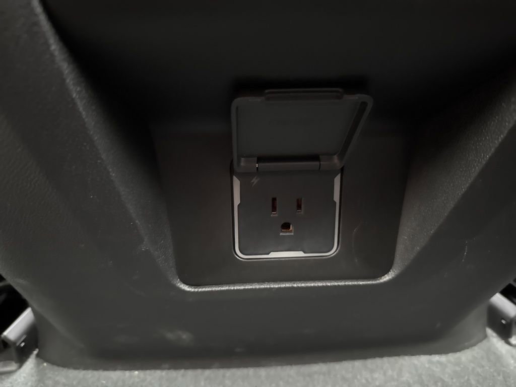 Used 2023 GMC Yukon SLT image 46