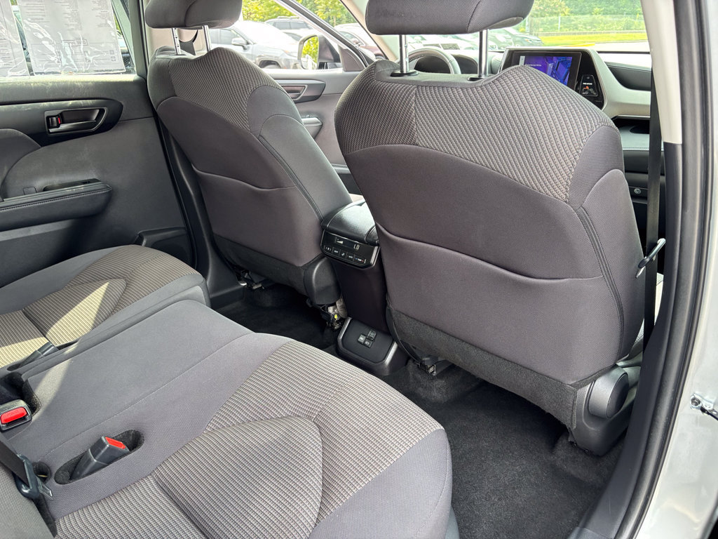 Used 2025 Toyota Highlander LE FWD image 39