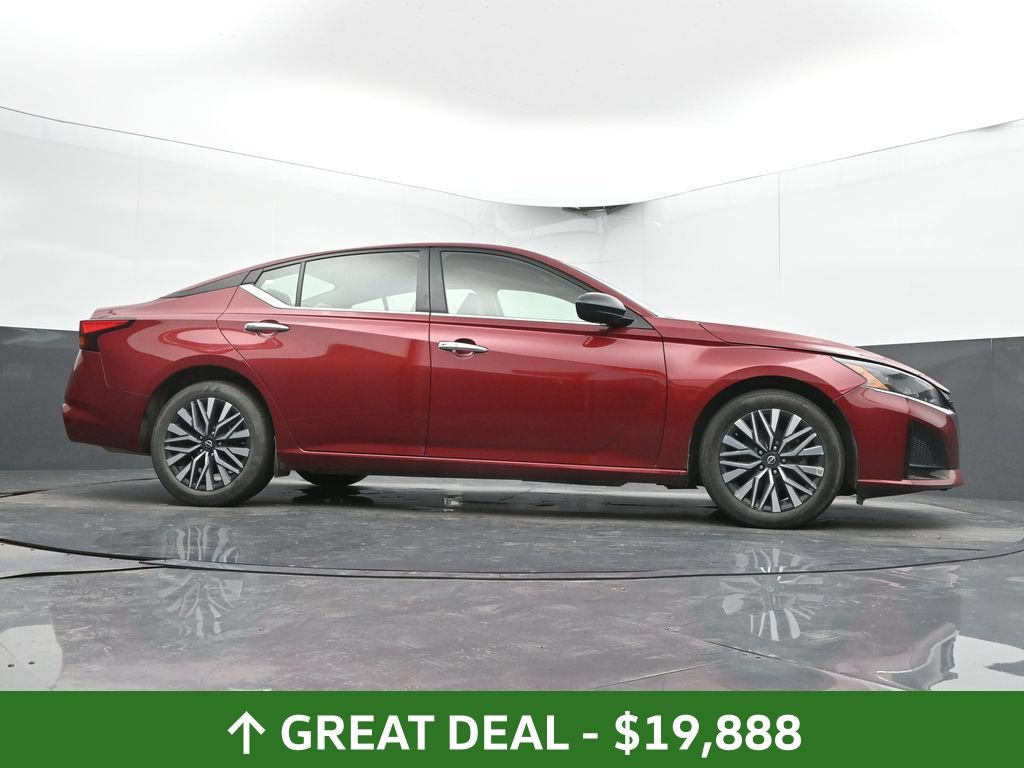 Used 2025 Nissan Altima 2.5 SV FWD image 47
