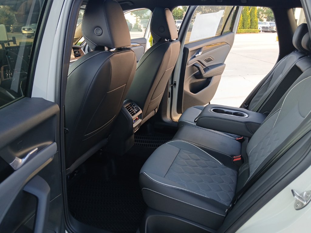 New 2026 Volkswagen Tiguan SEL R-Line AWD/4WD image 19