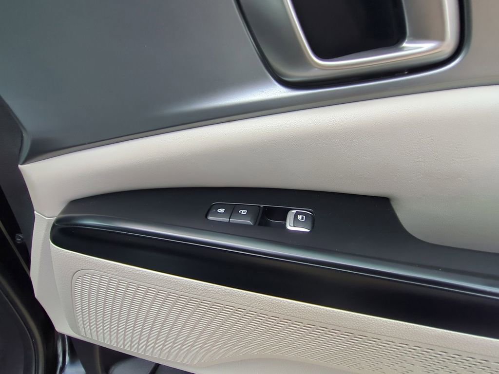 Used 2023 Kia Carnival LX FWD image 32