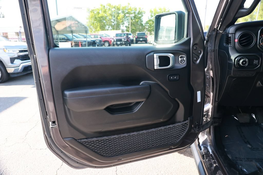 Used 2025 Jeep Wrangler Unlimited Rubicon AWD/4WD image 16