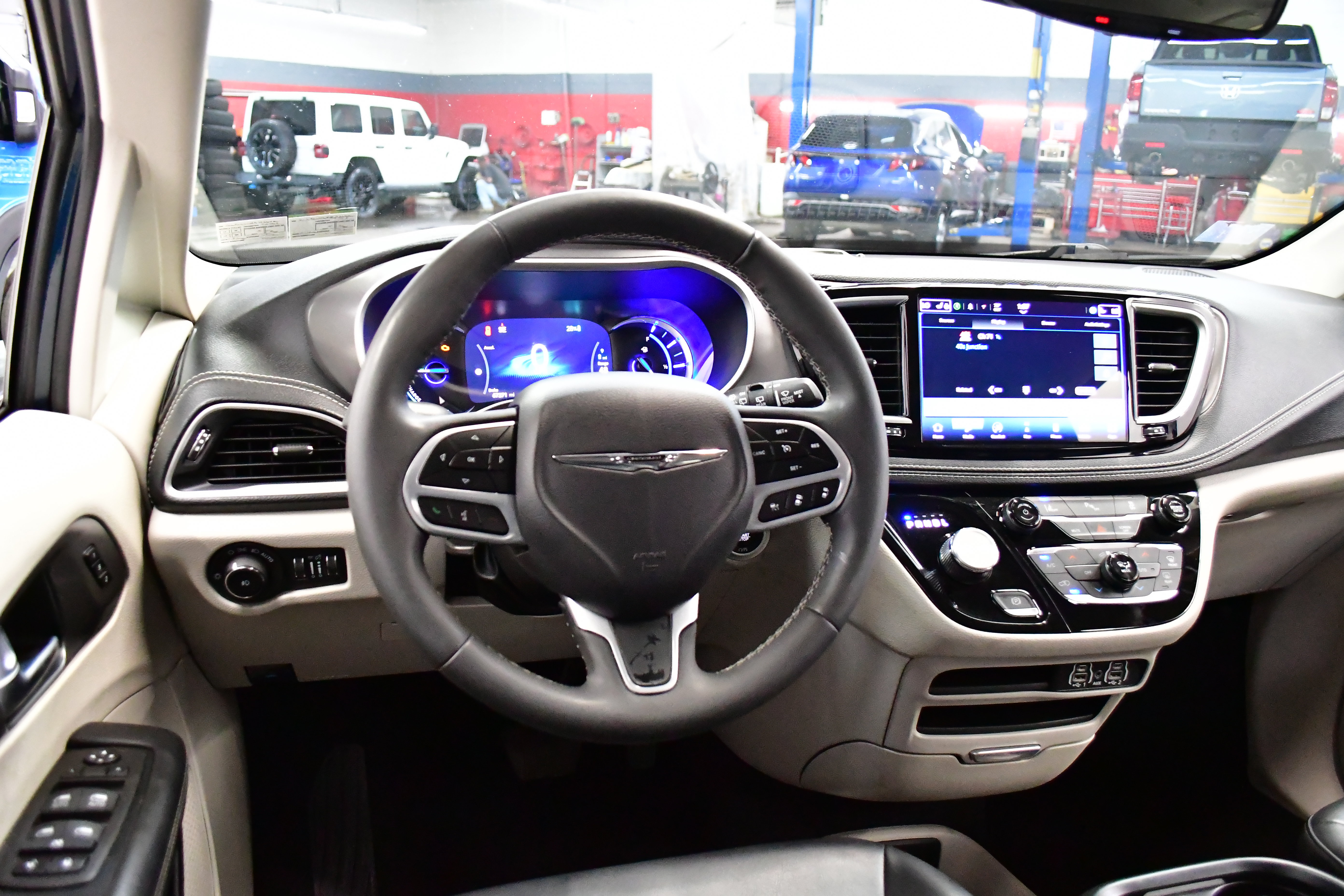 Used 2024 Chrysler Pacifica Limited FWD image 8