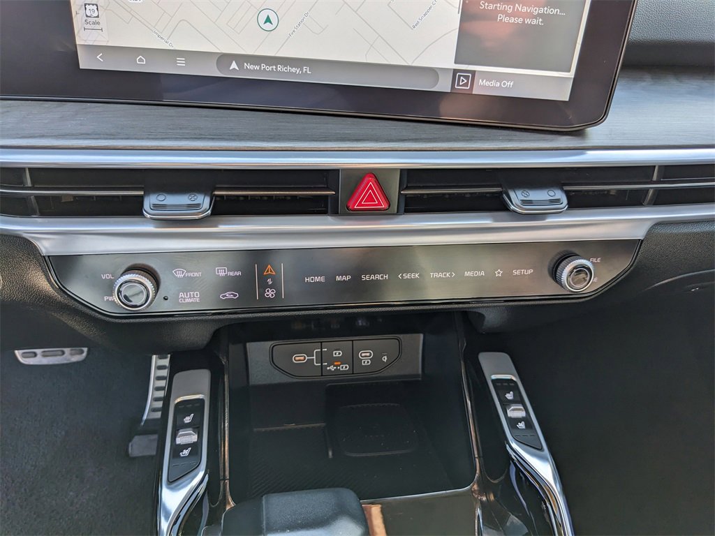 Certified 2024 Kia Sorento SX image 27