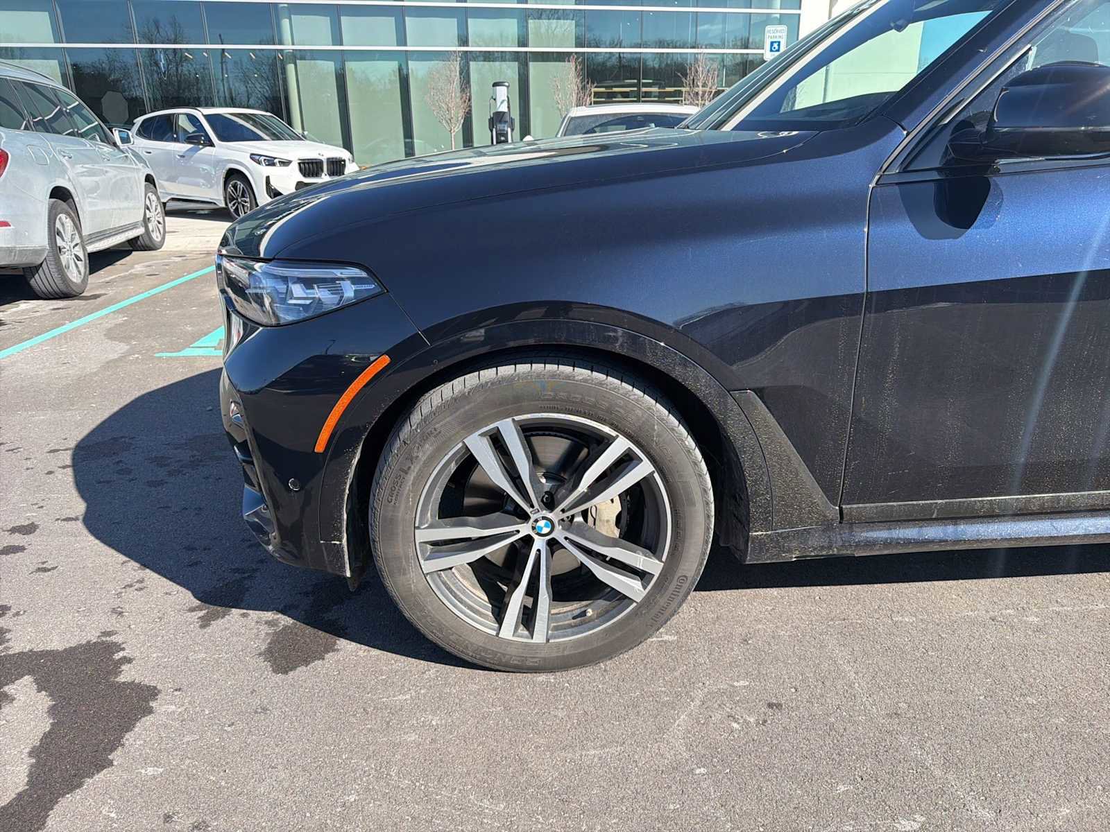 Used 2021 BMW X7 xDrive40i w/ M Sport Package AWD/4WD image 2
