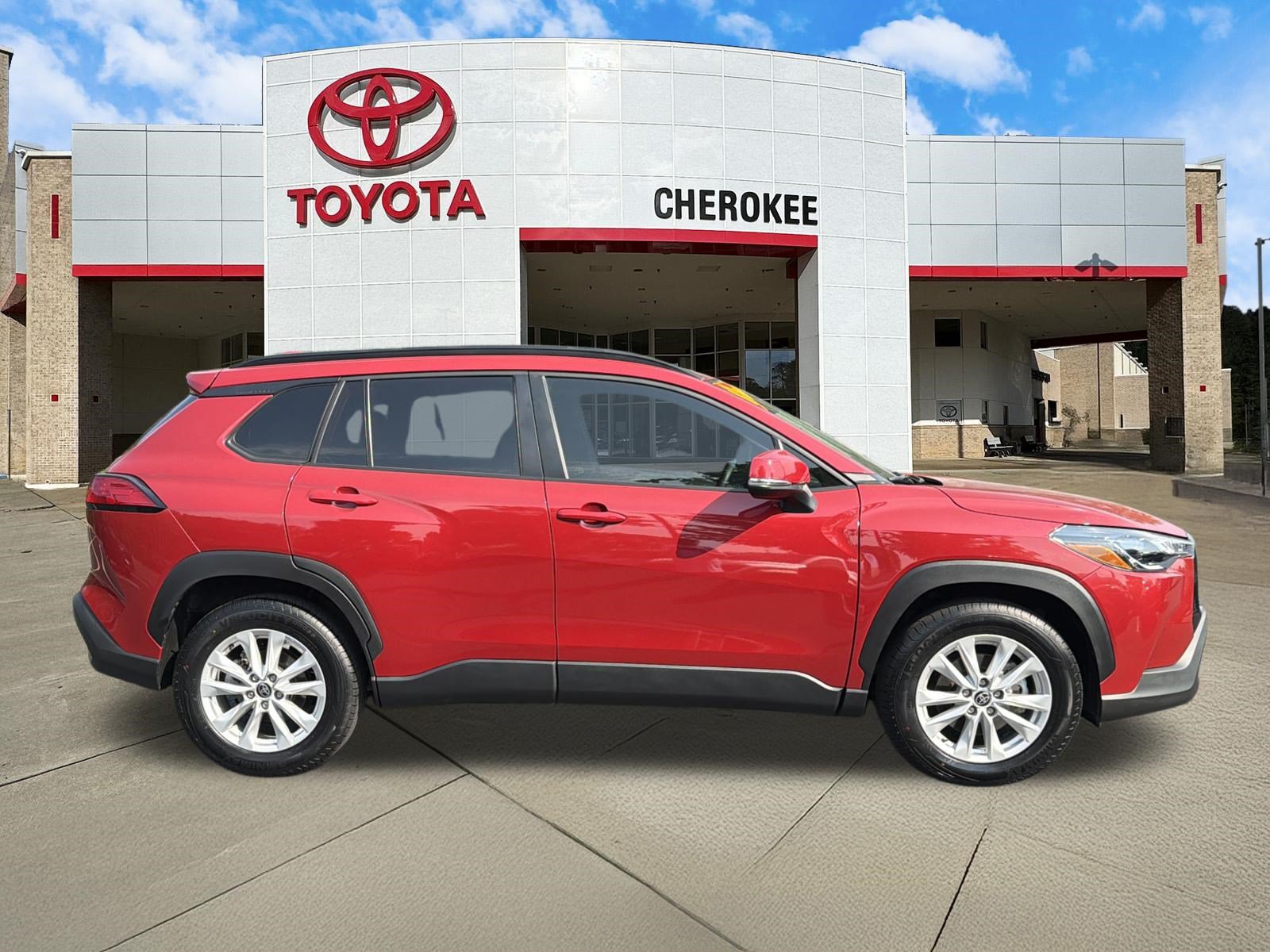Used 2022 Toyota Corolla Cross LE w/ Moonroof Package FWD image 4