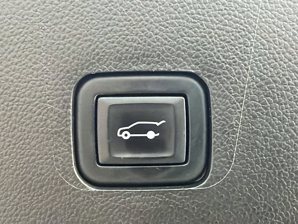 Used 2021 Chevrolet Traverse RS image 13