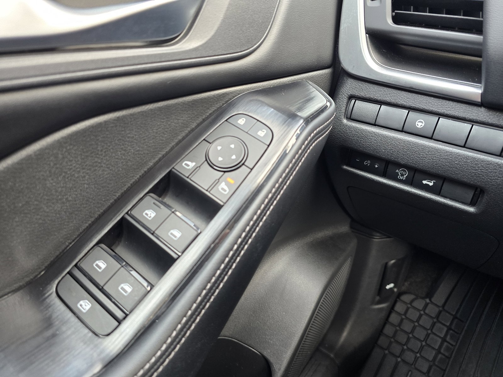 Used 2023 Nissan Rogue SV w/ SV Premium B Package image 21