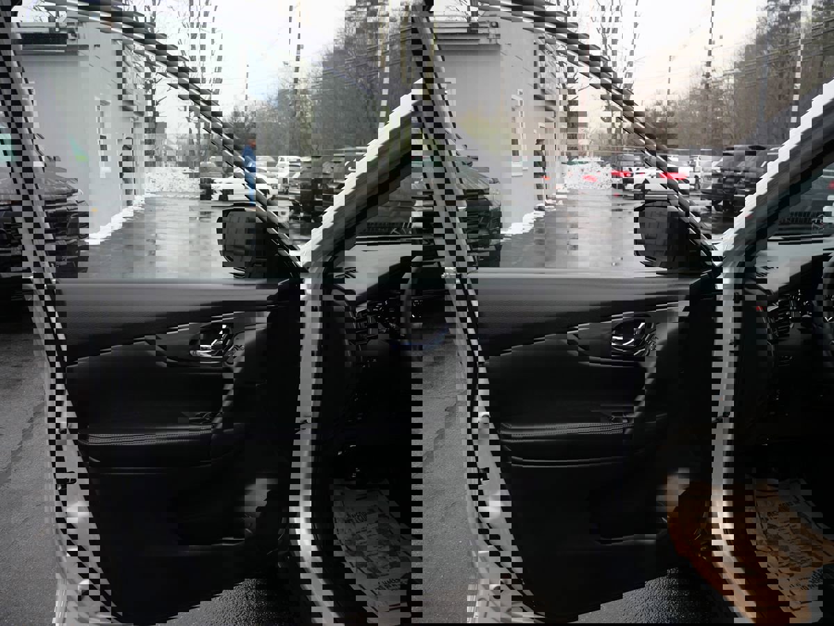 Used 2017 Nissan Rogue S image 12