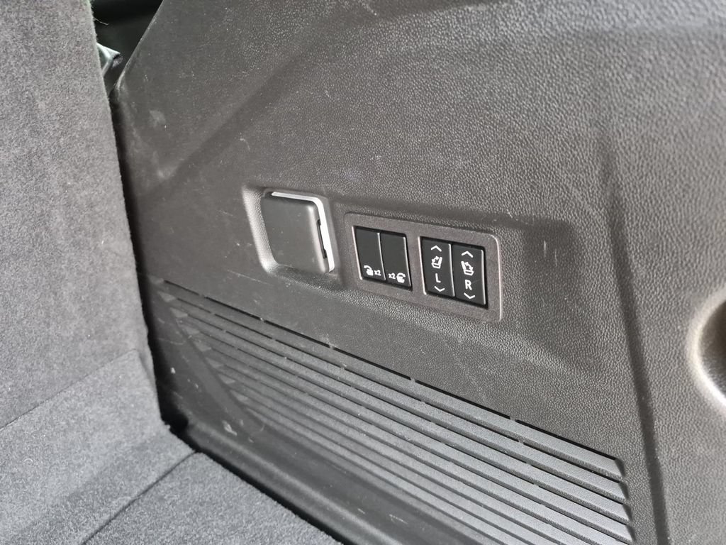 Used 2023 GMC Yukon Denali RWD image 12