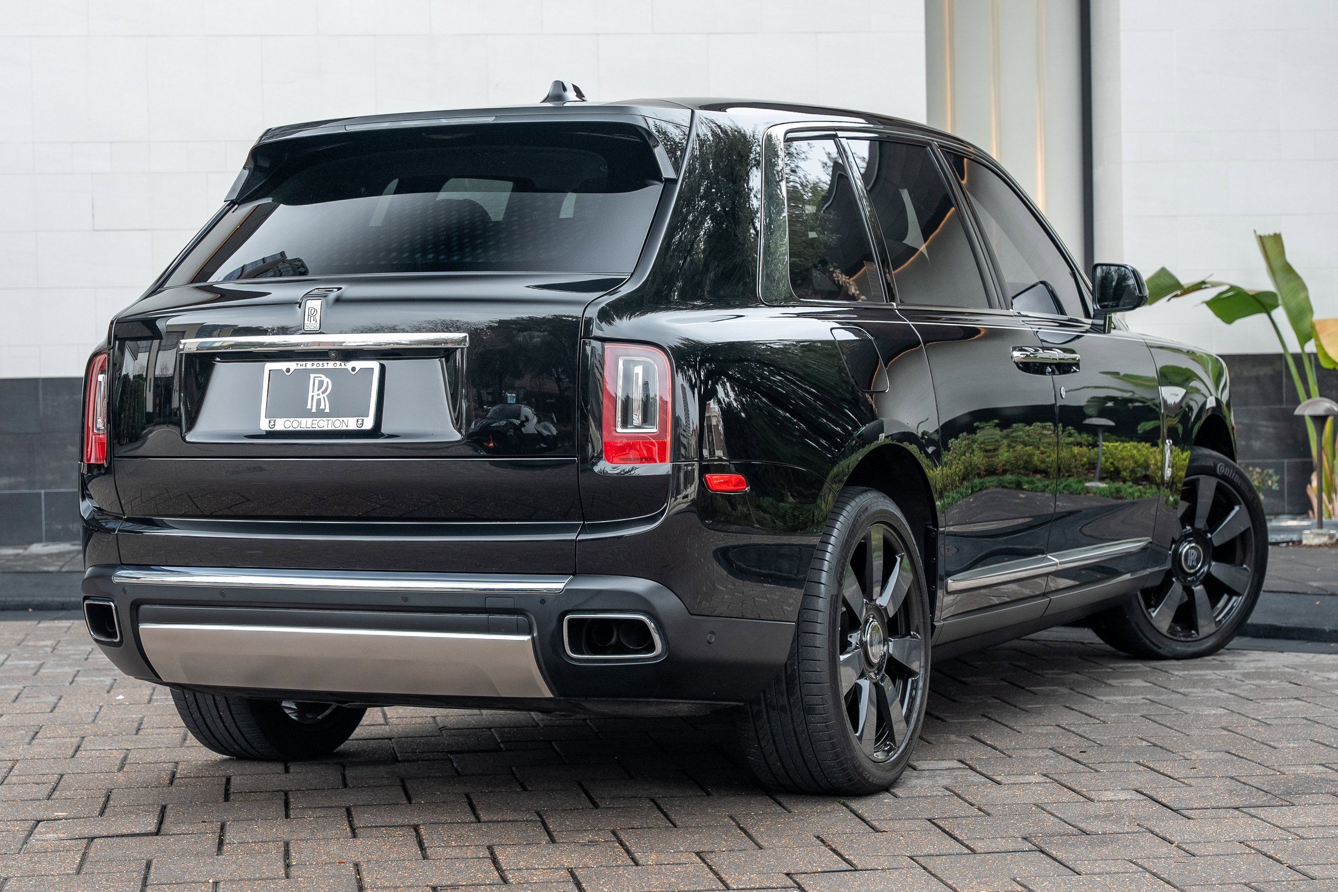 Used 2023 Rolls-Royce Cullinan w/ Cullinan Package image 3
