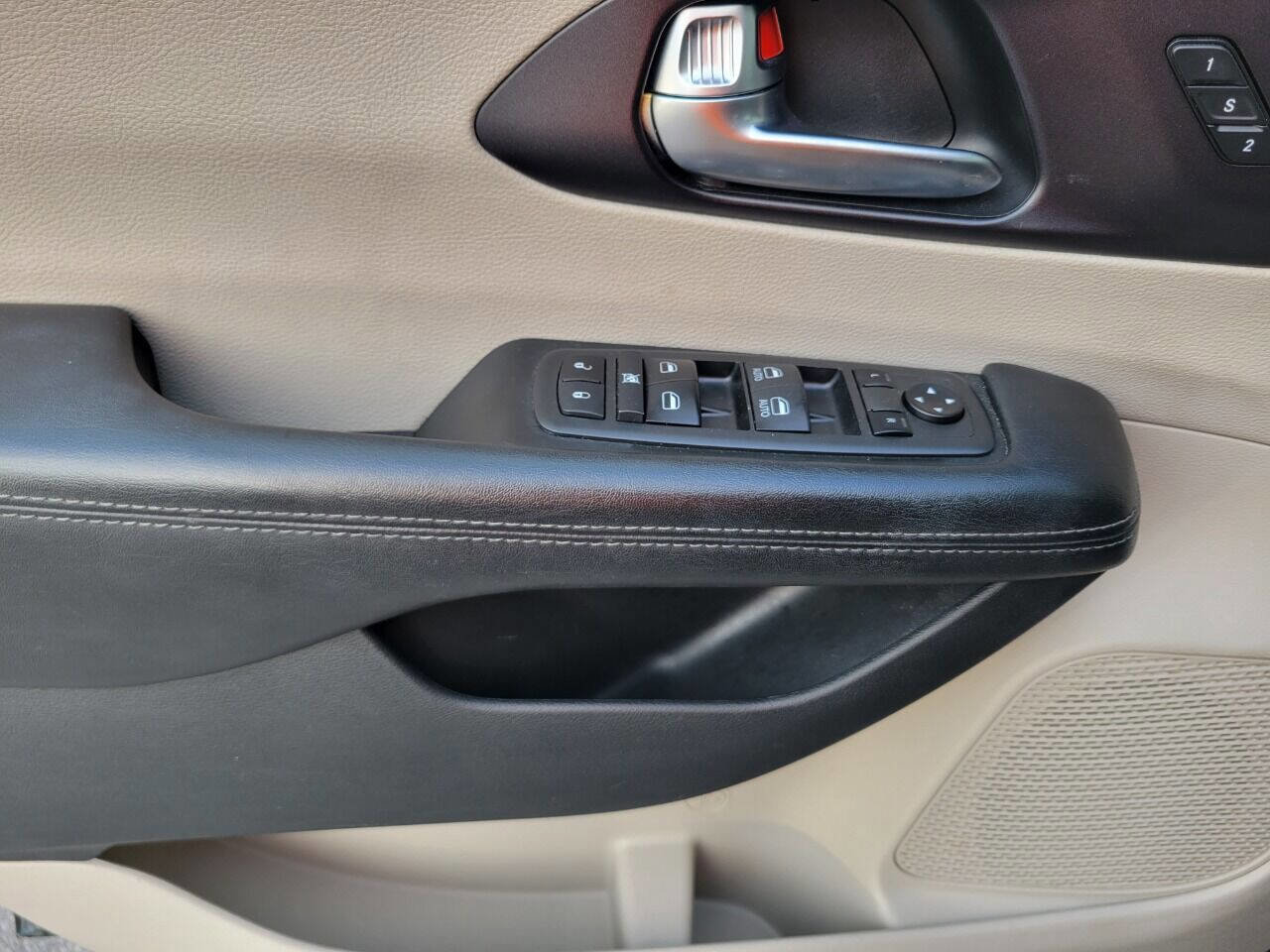 Used 2020 Chrysler Pacifica Limited FWD image 17