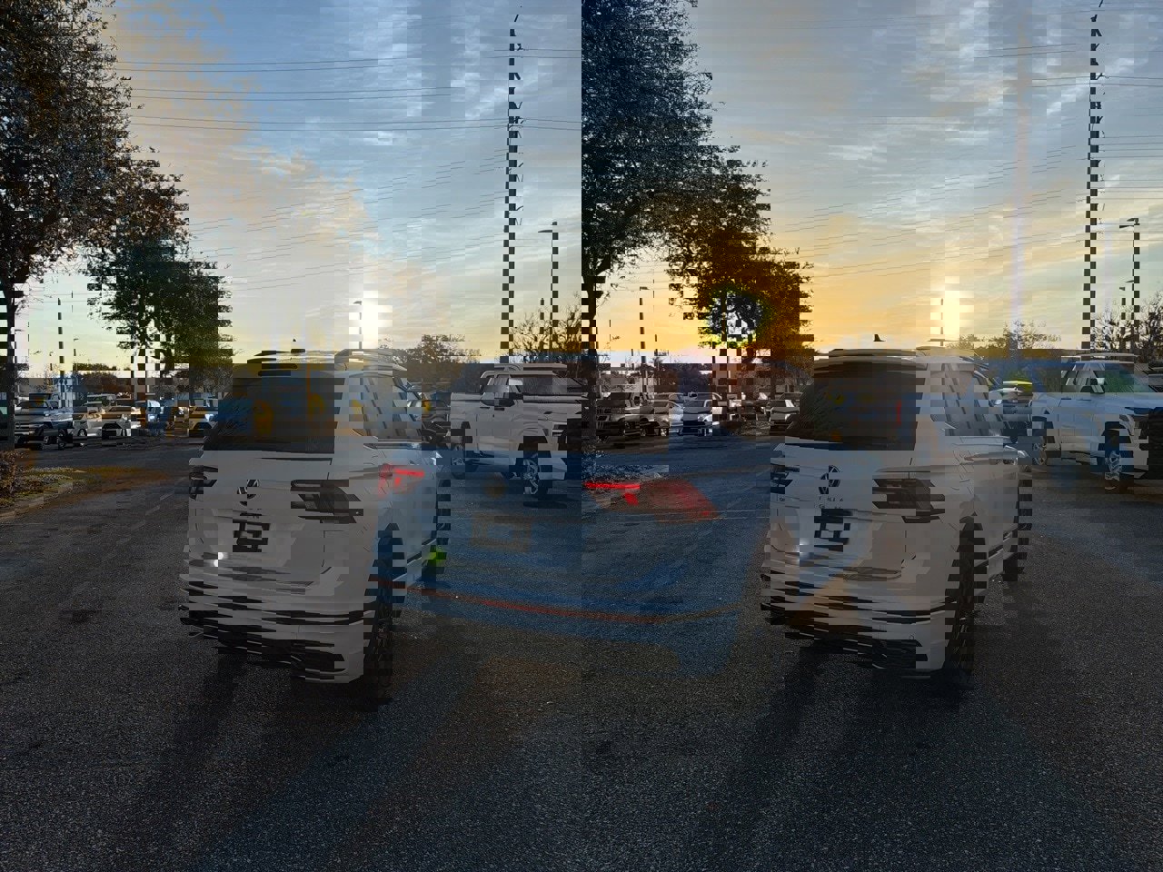 Used 2022 Volkswagen Tiguan SE R-Line image 5