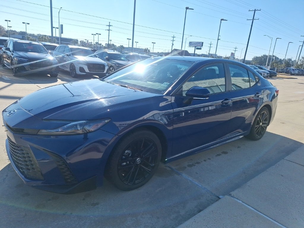 Used 2025 Toyota Camry SE image 4
