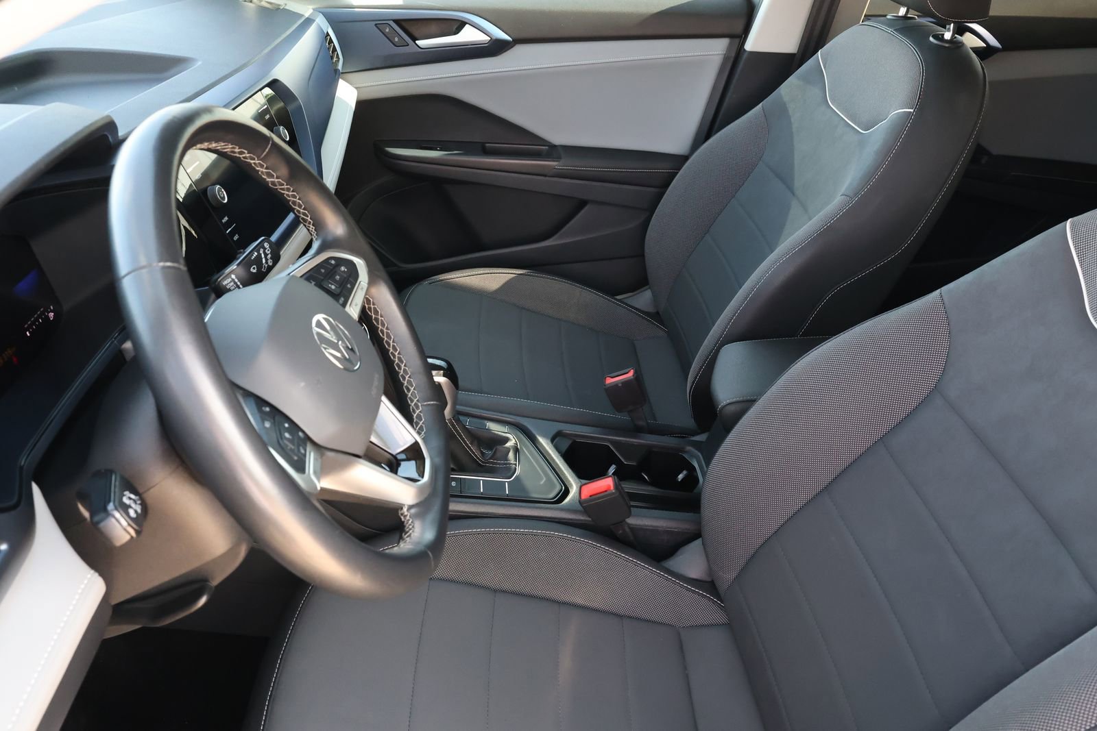 Used 2024 Volkswagen Taos SE image 15