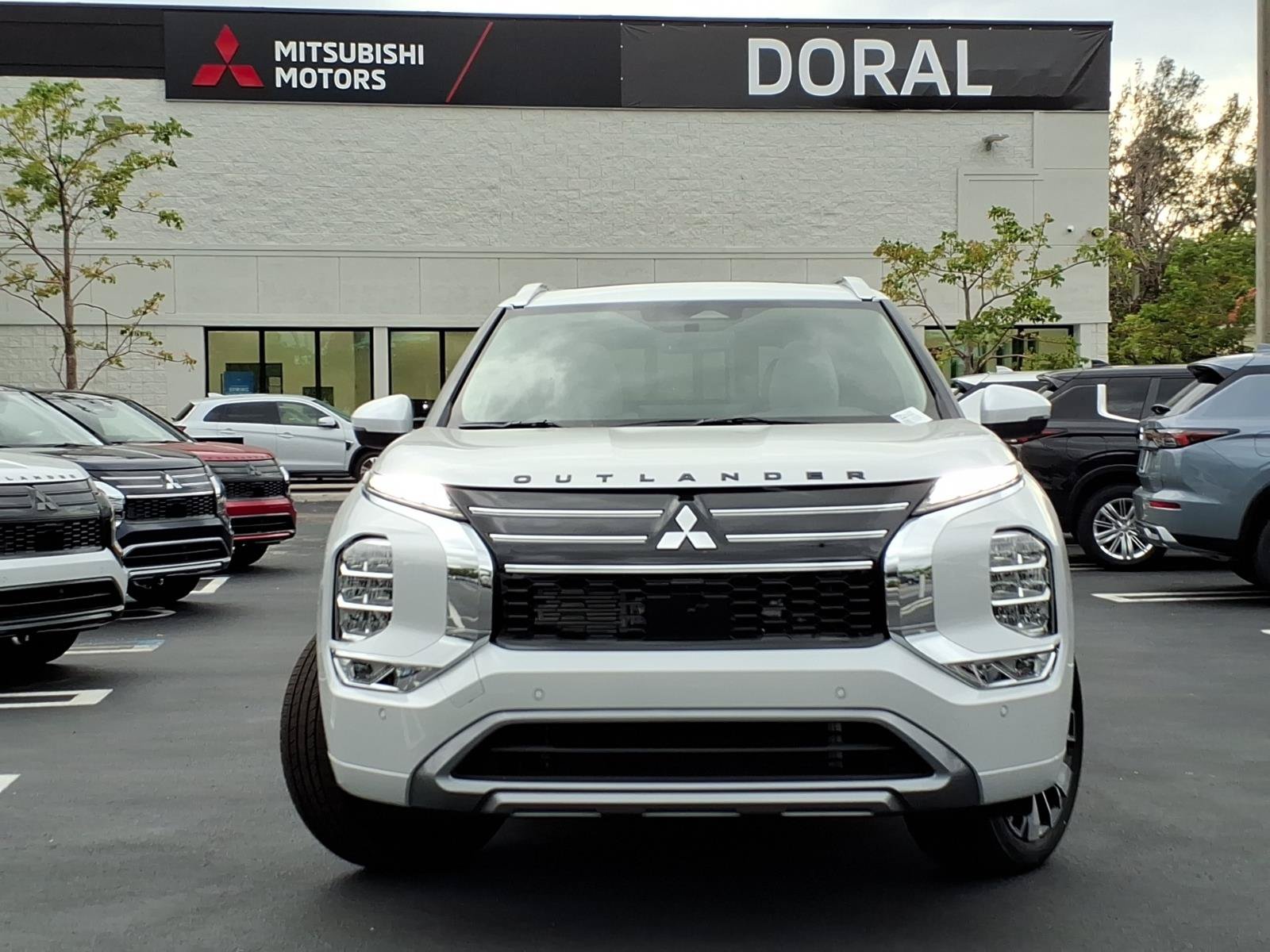 New 2026 Mitsubishi Outlander SEL FWD image 2