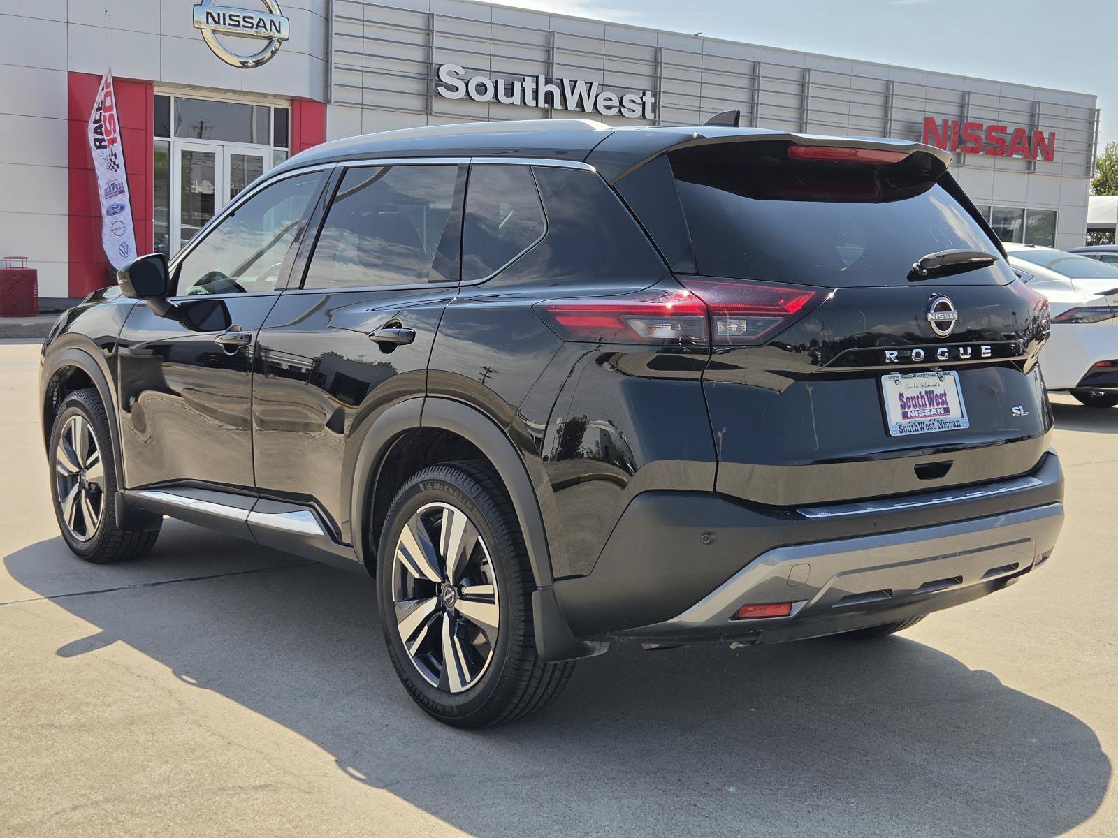 Used 2023 Nissan Rogue SL FWD image 7