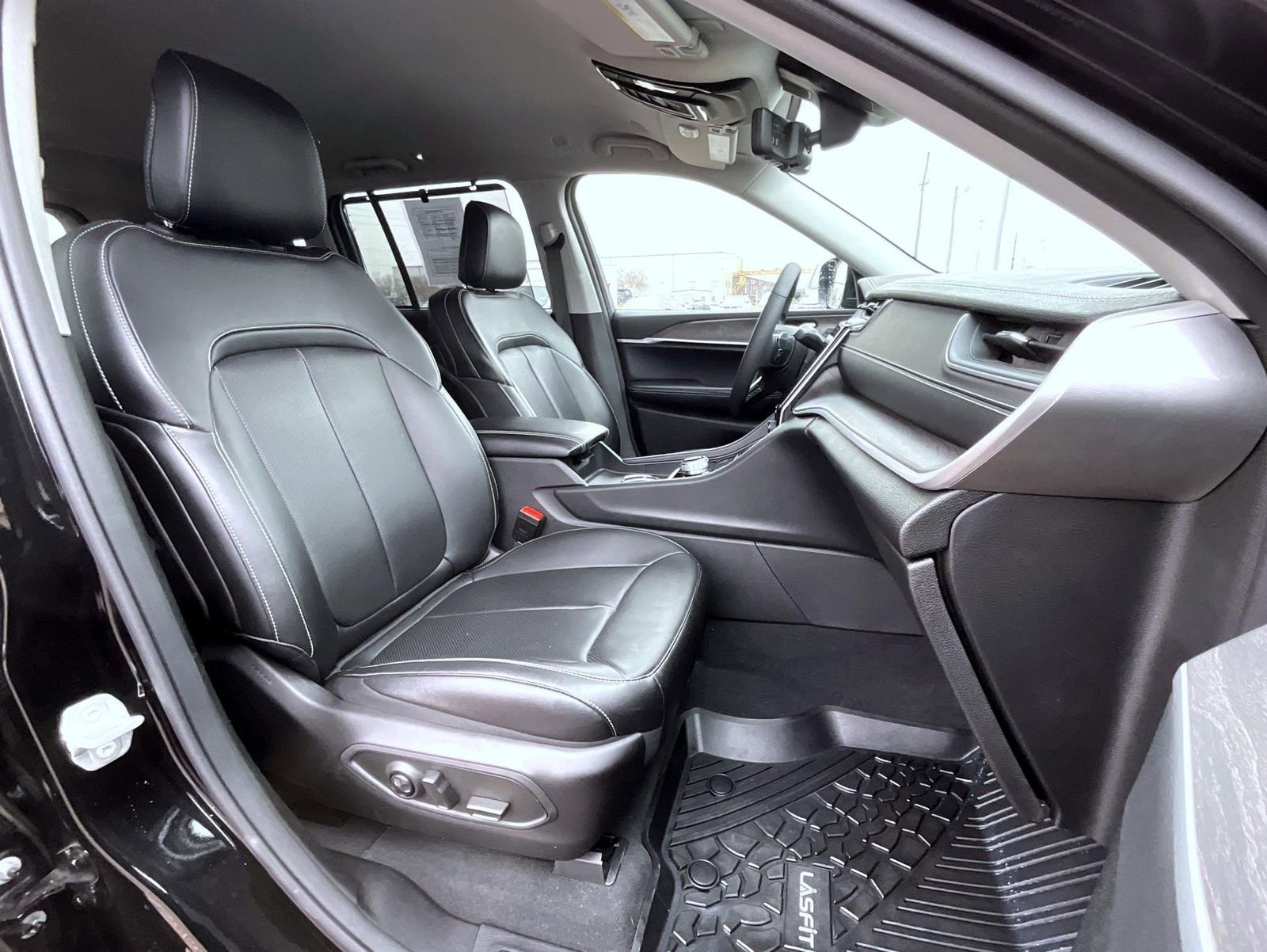 Used 2024 Jeep Grand Cherokee Limited w/ Luxury Tech Group II image 16