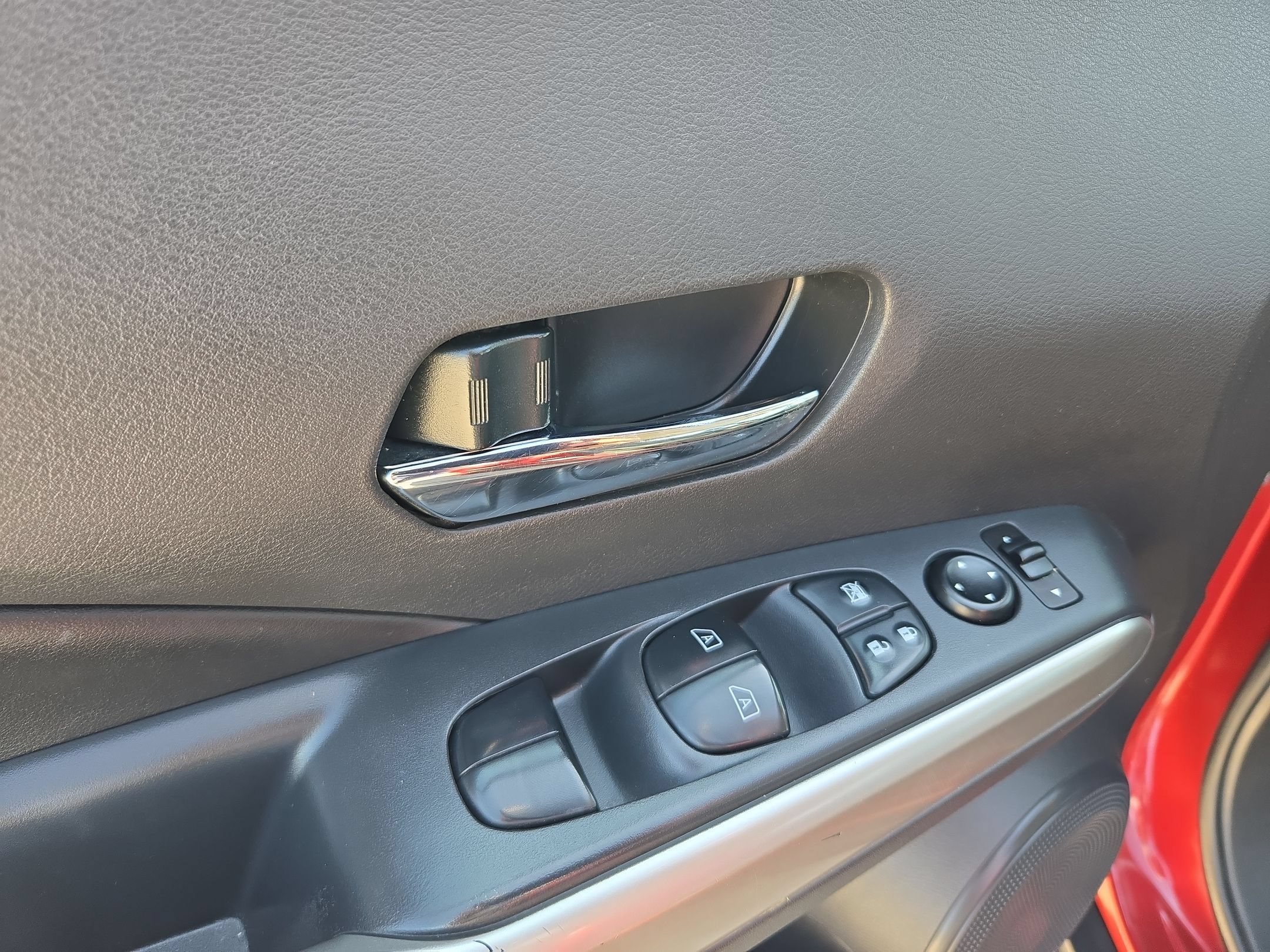 Used 2019 Nissan Kicks SR w/ SR Premium Package FWD image 12