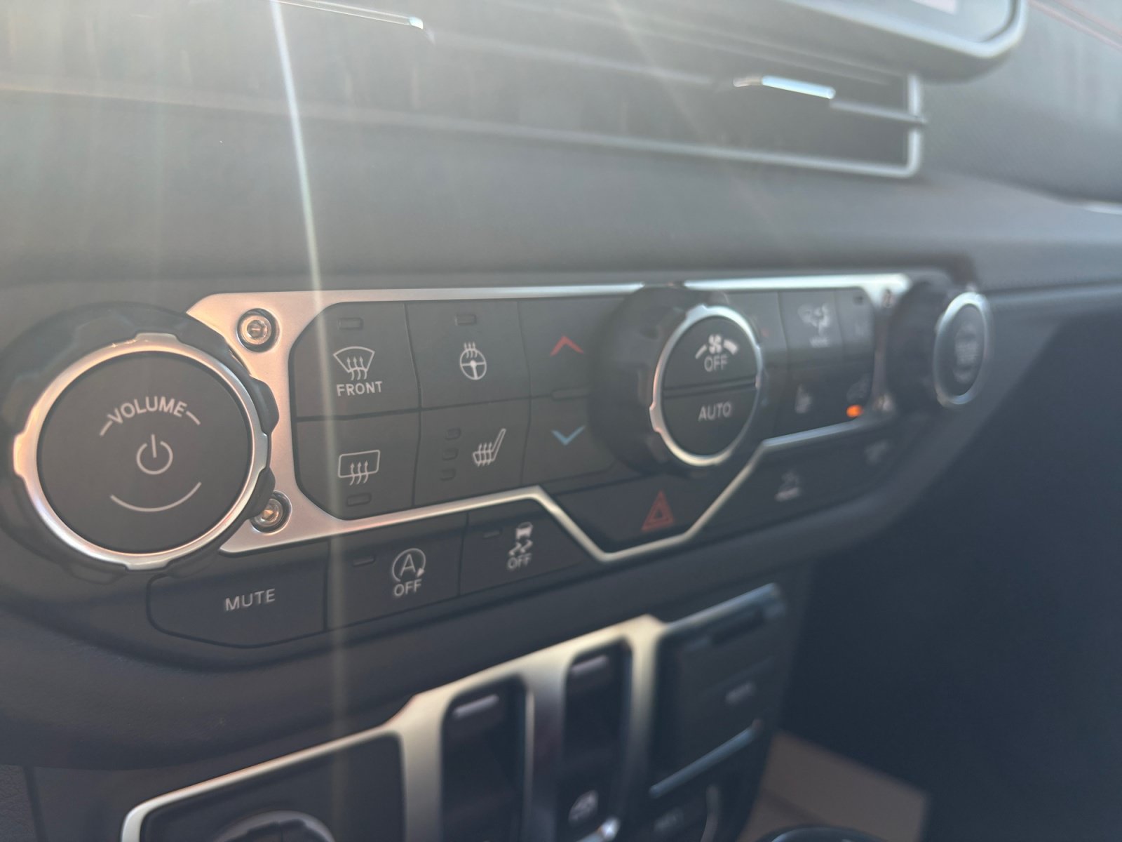New 2025 Jeep Wrangler Rubicon w/ Convenience Group AWD/4WD image 26