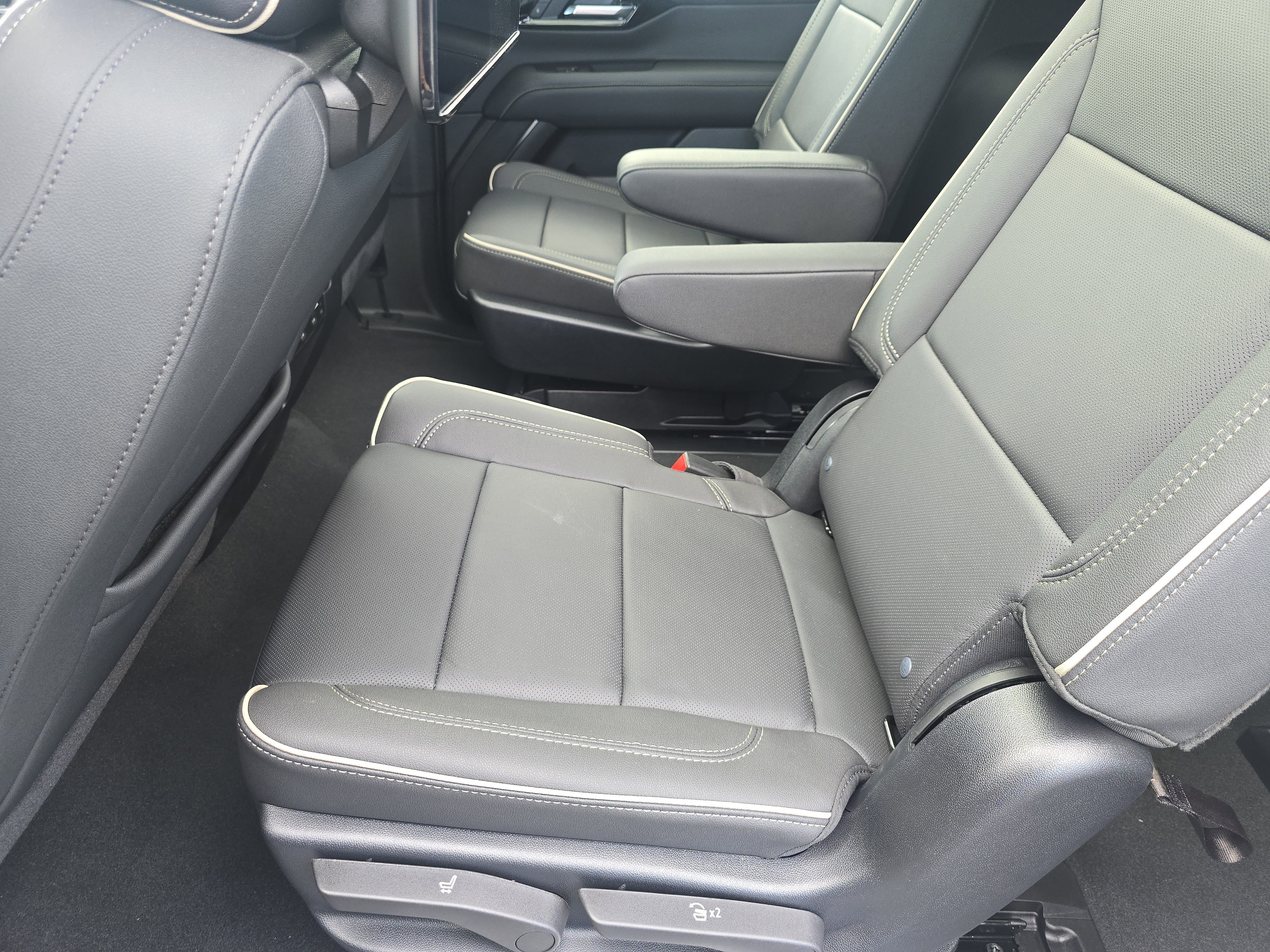 New 2025 Chevrolet Suburban Premier image 22