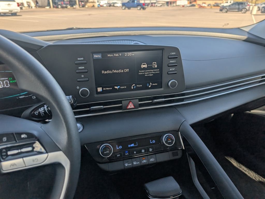 Used 2025 Hyundai Elantra Hybrid image 17