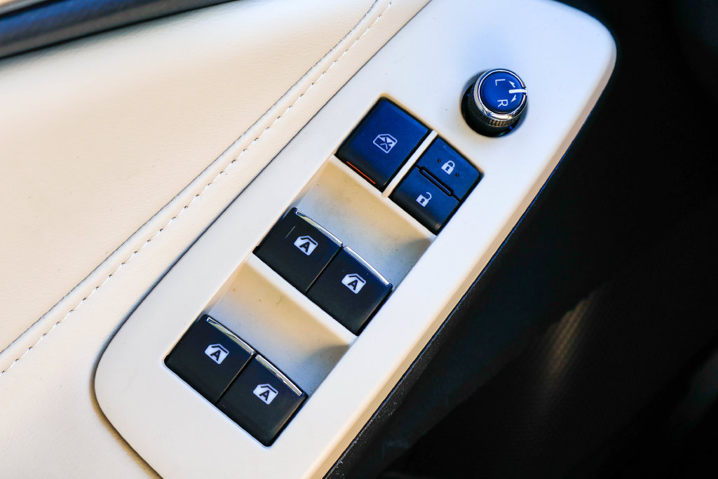 Used 2021 Toyota Avalon XLE w/ Moonroof Package FWD image 19