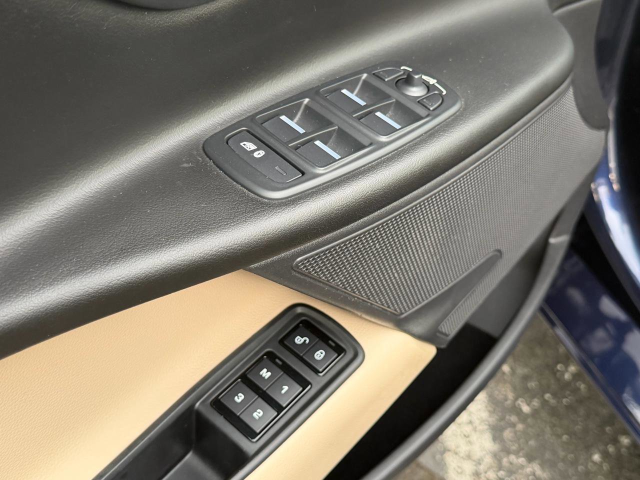 Used 2017 Jaguar XE Premium image 10